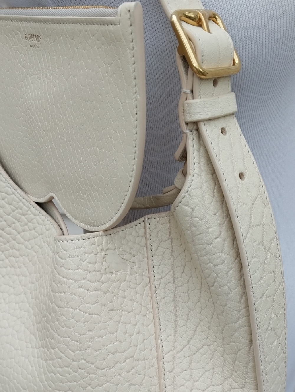 Burberry Cream Pebbled Leather Hobo Bag With Zip Pouch - Picture 11 of 14